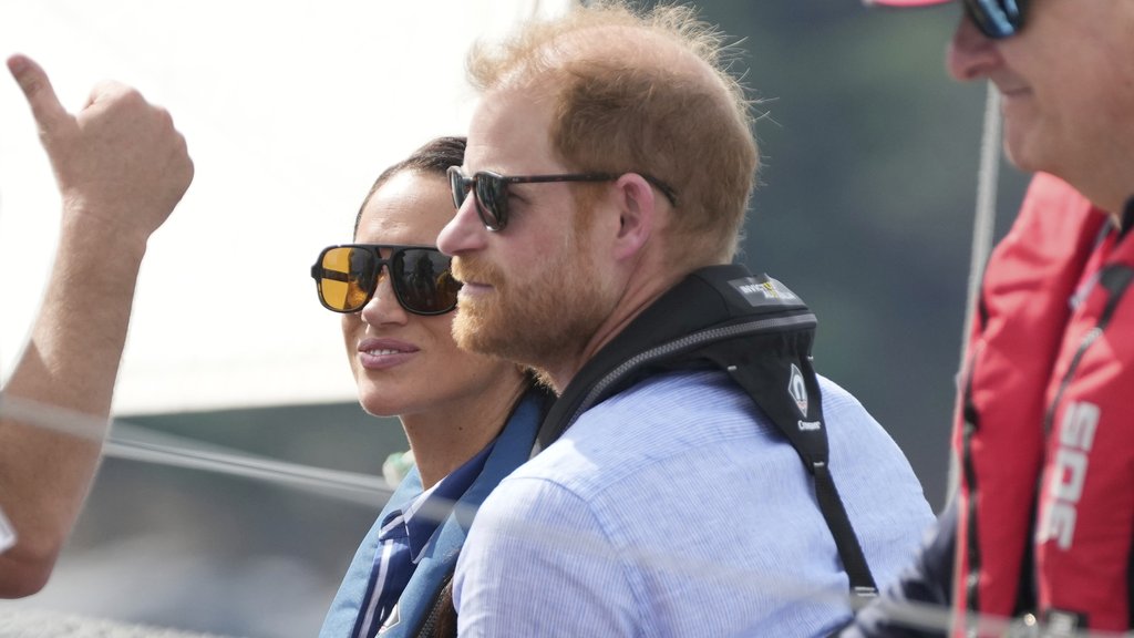 NEZABORAVAN POVRATAK U NOTINGEM: Megan Markl i princ Hari dočekani ovacijama na prvom zajedničkom angažmanu u Britaniji (FOTO)