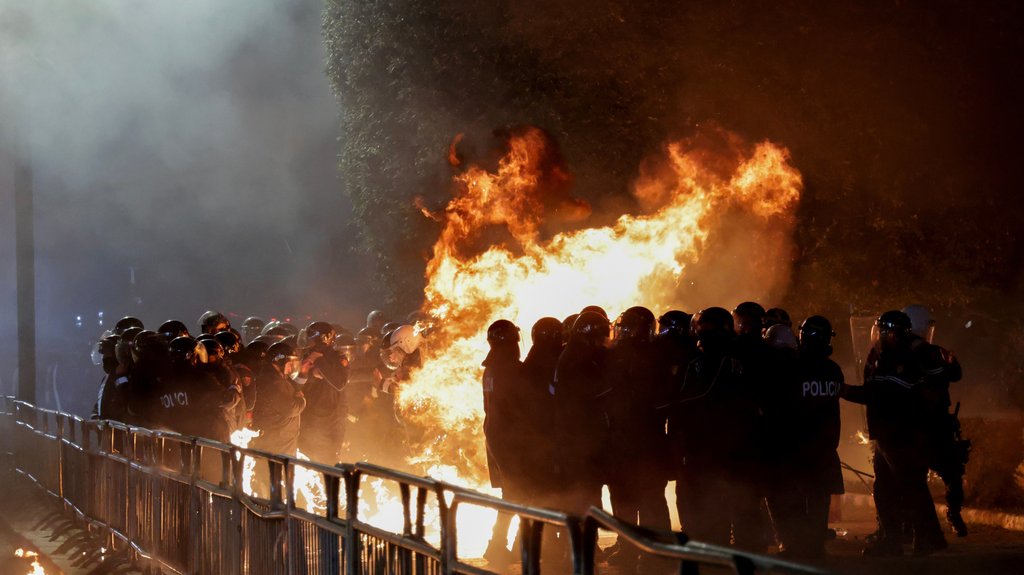 Protesti u Tirani: Ulični sukobi i požari ostavili grad pod dimom