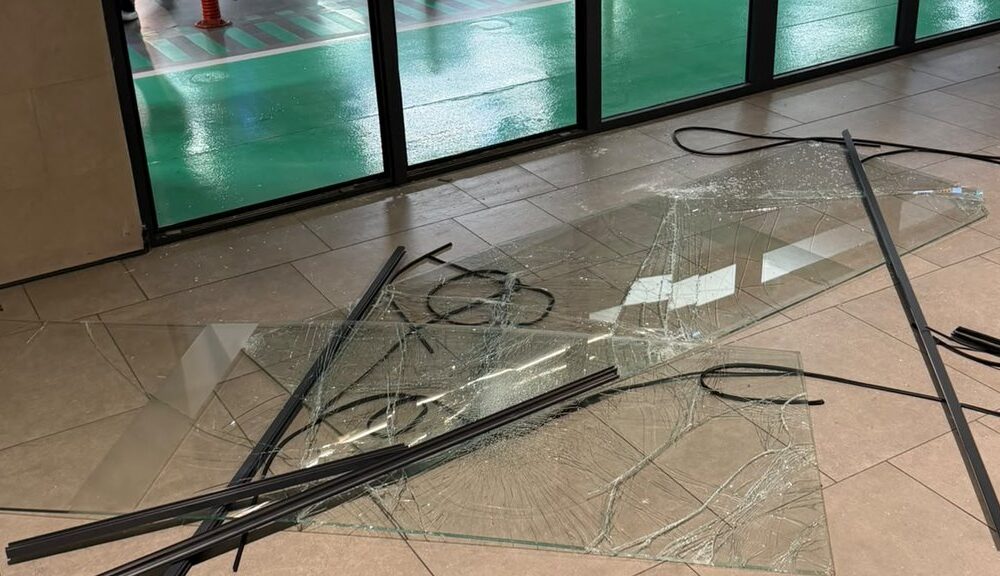 Saobraćajni incident u Beogradu: Automobil sa BiH tablicama udario u staklena vrata garaže tržnog centra – incident u garaži tržnog centra