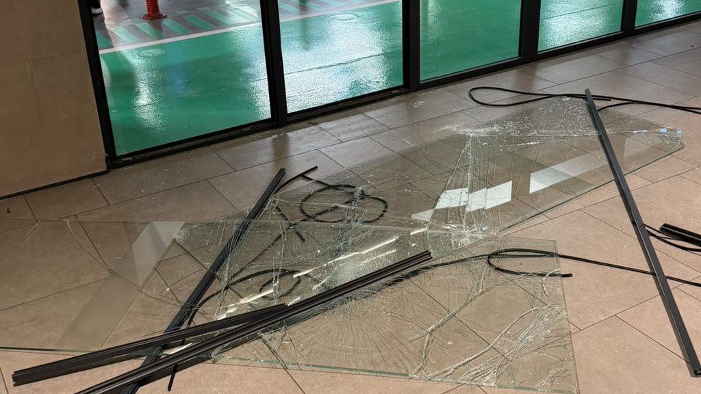 Saobraćajni incident u Beogradu: Automobil sa BiH tablicama udario u staklena vrata garaže tržnog centra – incident u garaži tržnog centra