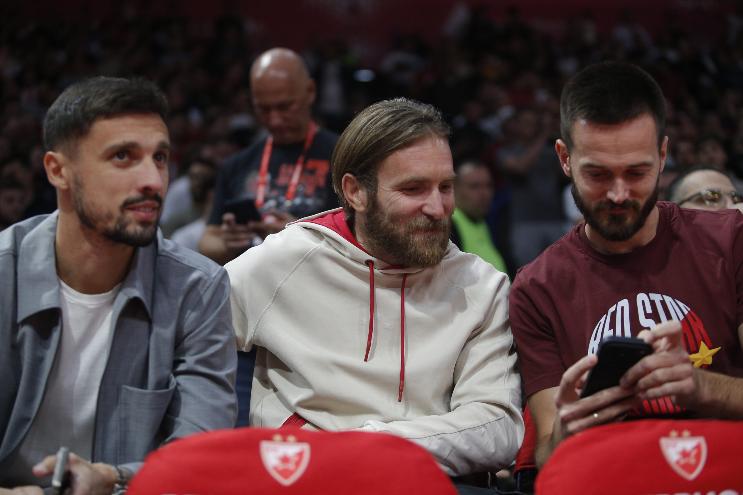 Aleksandar Katai i Mirko Ivanić bodre Zvezdu u Beogradskoj areni: Podrška sa tribina pred Pariz