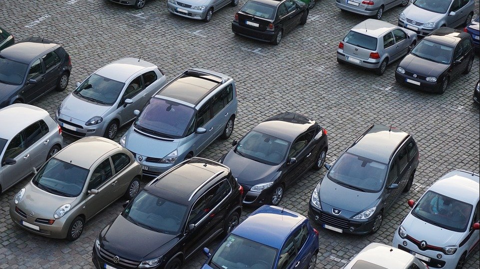 Drama ispred tržnog centra u Novom Sadu: Dete ostavljeno u kolima molilo za pomoć – dete ostavljeno u kolima Novi Sad