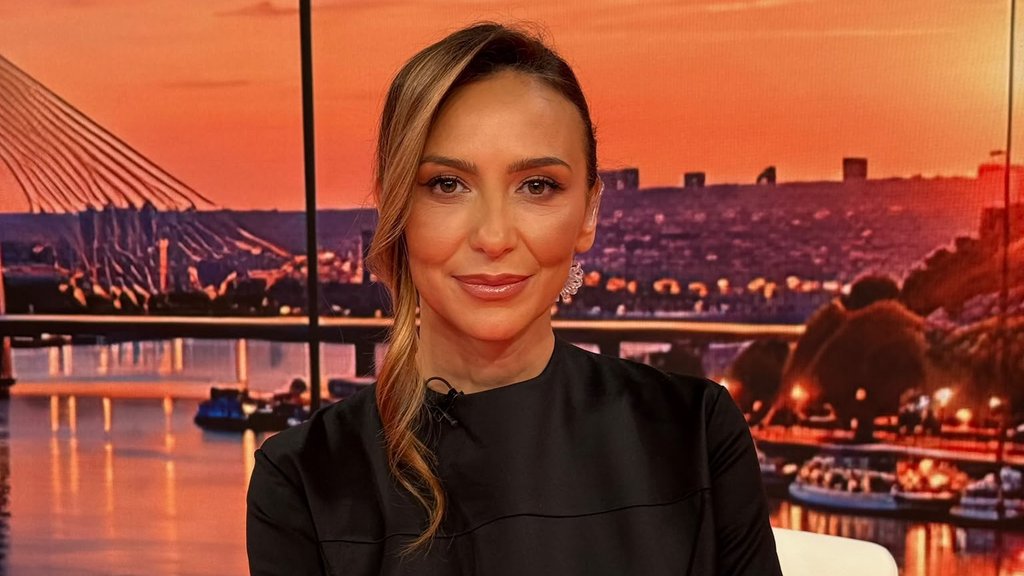 ELEGANCIJA I ODLUČNOST GORDANE UZELAC U JUTARNJEM PROGRAMU: Kratka crna haljina naglasila figuru voditeljke (VIDEO) – Gordana Uzelac jutarnji program