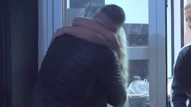 GLORIJA NIJE KRILA ODUŠEVLJENJE: Marko Osmakčić stigao oldtajmerom i iznenadio verenu prstenom (VIDEO) – prsten na ruci