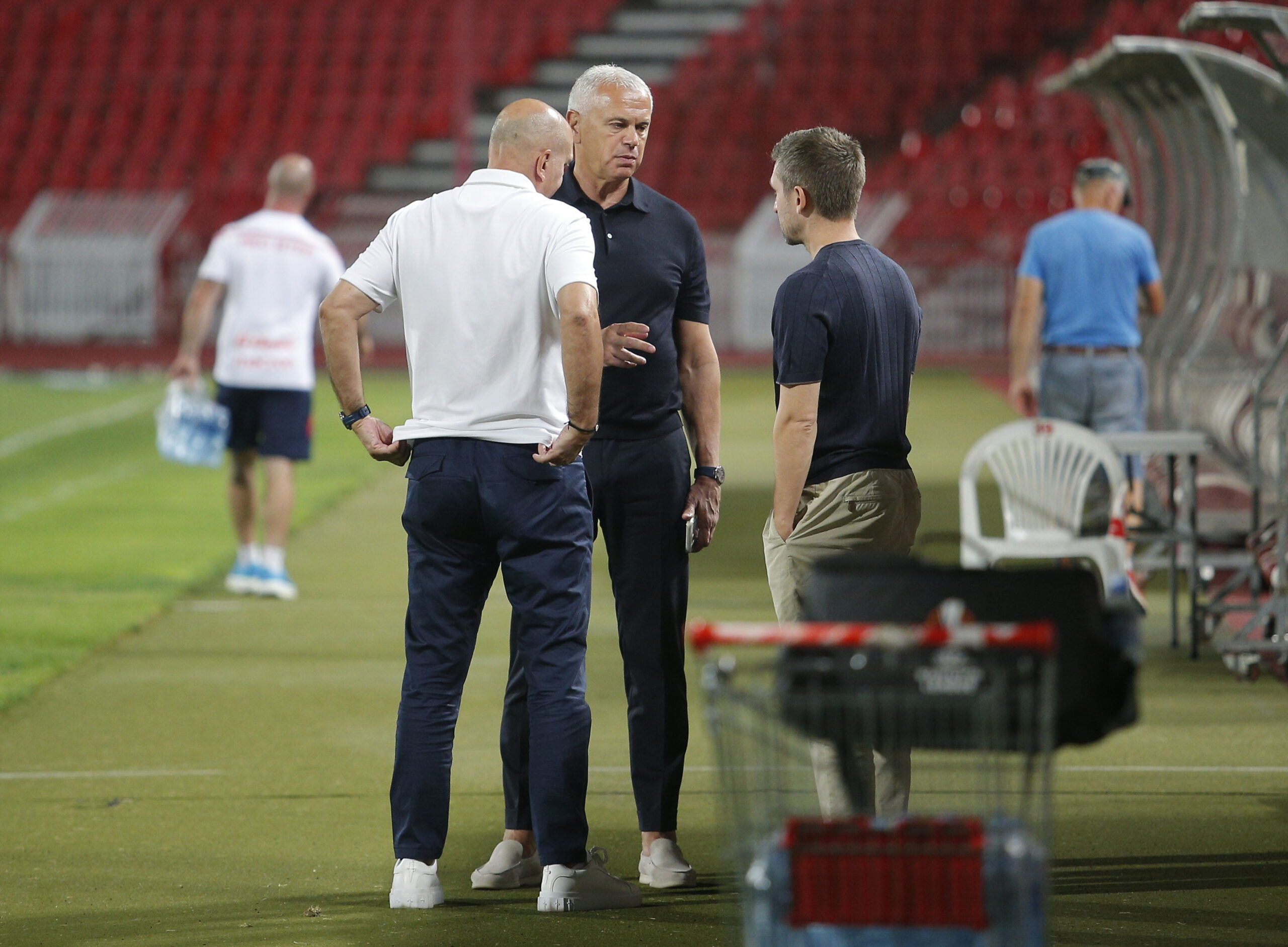 Zvezdan Terzić se hitno oglasio sa aerodroma u Milanu posle poraza od Lugana: Šta je poručio crveno-belima – Zvezdan Terzić Crvena zvezda Liga konferencija