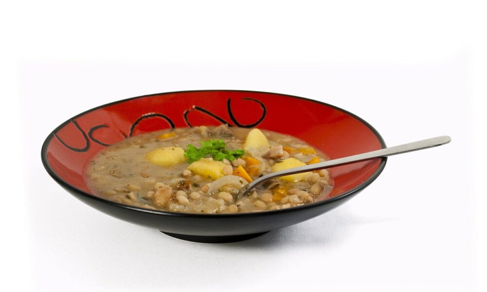 Čorbast pasulj sa mesom i pavlakom: Tradicionalni recept za porodični sto