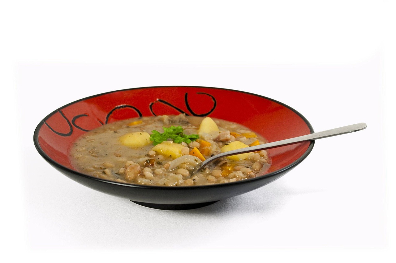Čorbast pasulj sa mesom i pavlakom: Tradicionalni recept za porodični sto