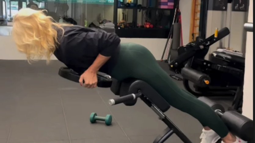 KO BI OČEKIVAO TAKVU RUTINU OD SLAVICE ROKVIĆ: Pevačica podelila snimak napornih vežbi u teretani (VIDEO) – trening Slavice Rokvić