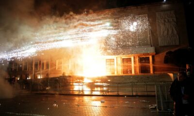 Nemiri u Tirani: Demonstranti kamenicama na policiju, odgovor šok-bombama i vodenim topom – napad u Tirani