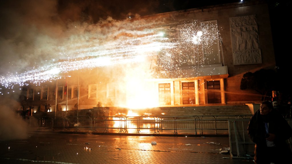 Nemiri u Tirani: Demonstranti kamenicama na policiju, odgovor šok-bombama i vodenim topom – napad u Tirani
