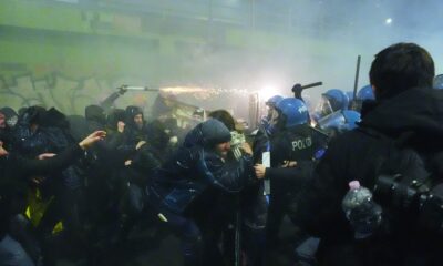 Sukobi u Milanu: Stotine mladih zauzimaju trg kod katedrale, policija se povlači – napad u Milanu