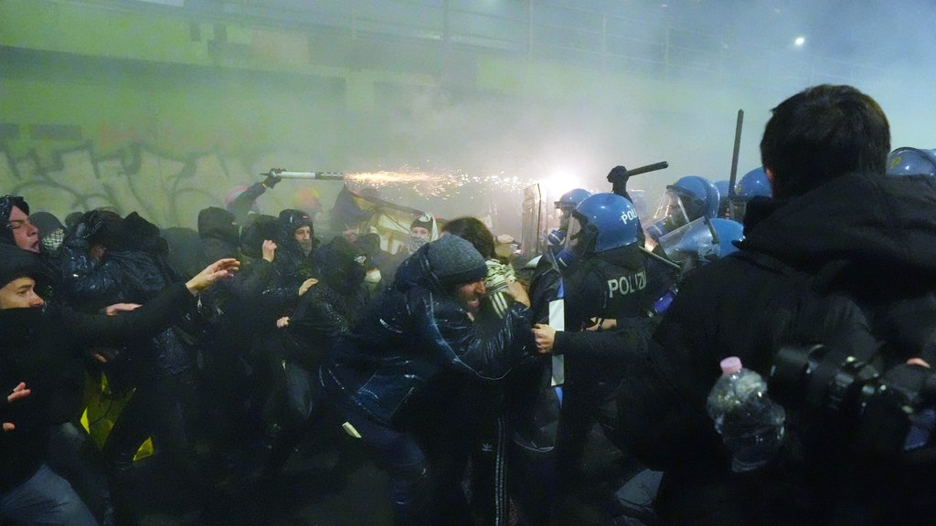 Sukobi u Milanu: Stotine mladih zauzimaju trg kod katedrale, policija se povlači – napad u Milanu