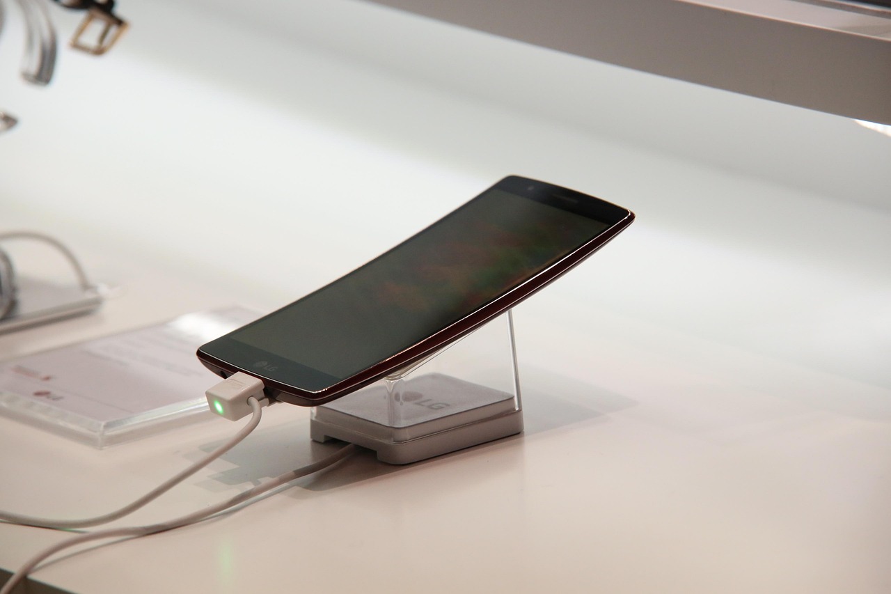 Evolucija savitljivih telefona: Od Royole FlexPai do iPhone Duo modela