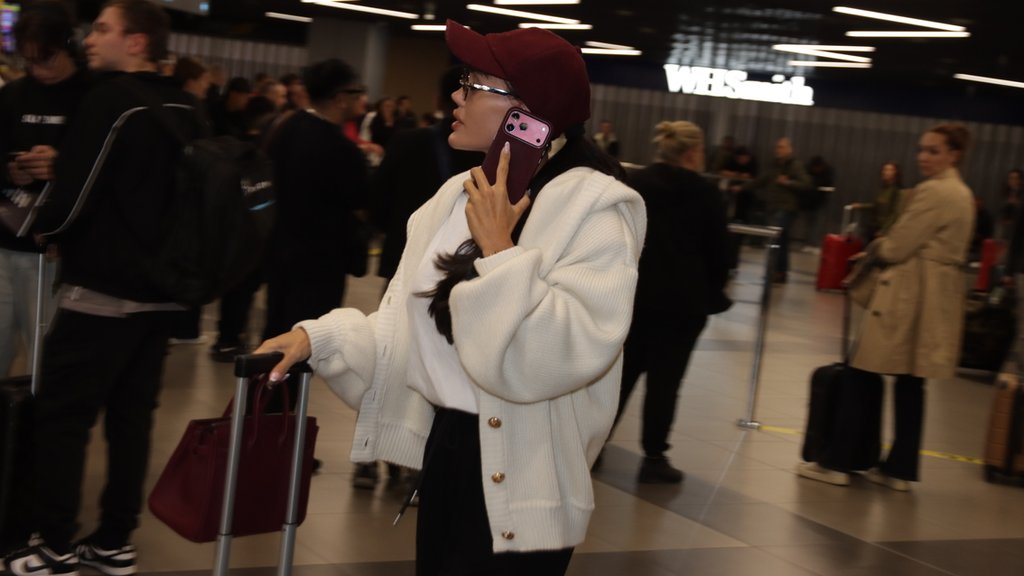 KO BI PREPOZNAO ANU KORAĆ U OVAKVOM IZDANJU: Poznata influenserka opuštena na aerodromu, svi pogledali u luksuzni džip (FOTO) – opusteno izdanje Ane Korać na aerodromu