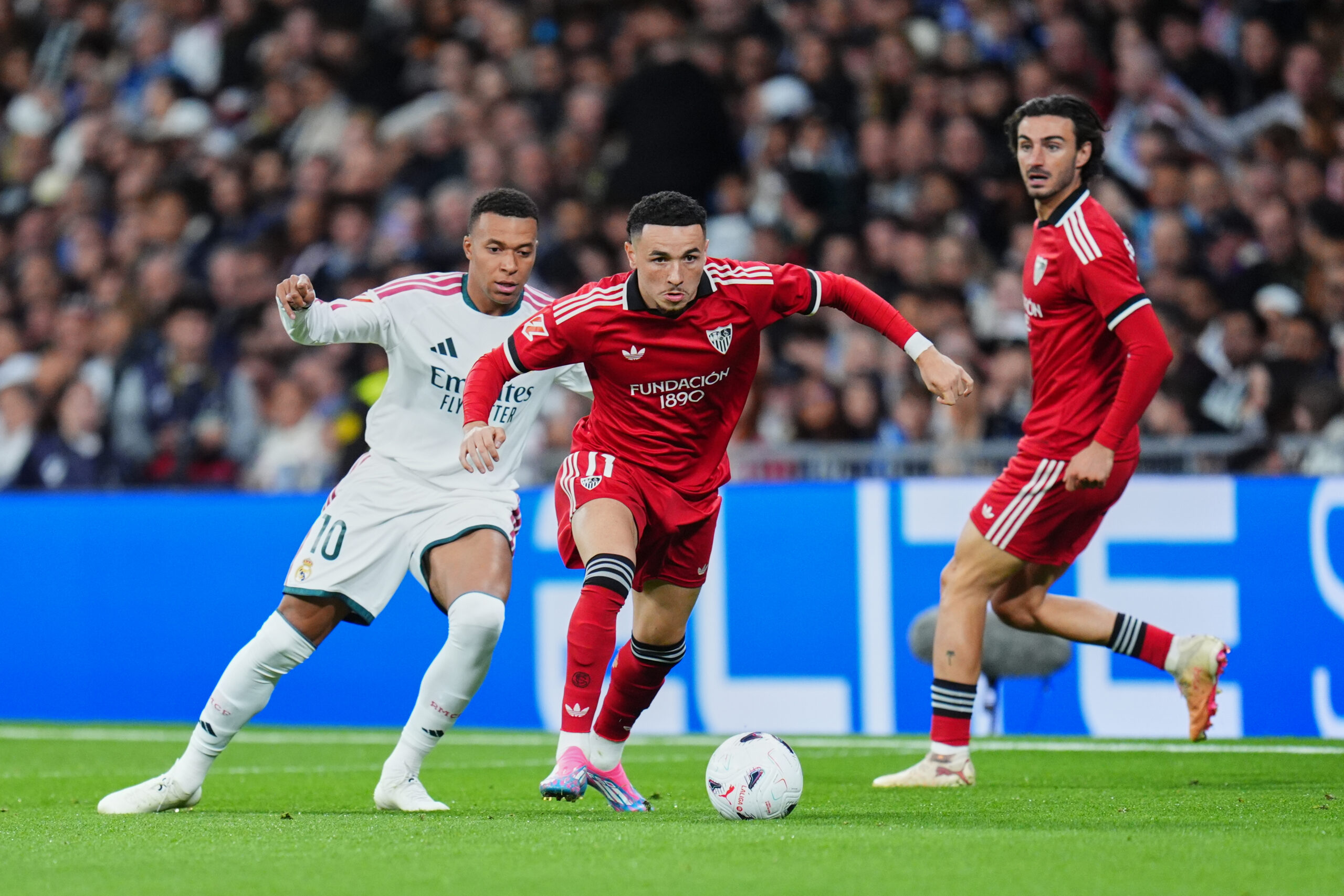 Navijači Real Madrida na Bernabeuu poslali poruku Tebasu i Laporti: Transparenti i pesme odjekivali stadionom – navijači Real Madrid Bernabeu