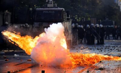 Nemiri u Tirani: Maskirani demonstranti gađali policiju i zgrade vlasti – napad u Tirani