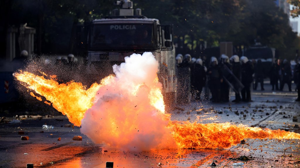 Nemiri u Tirani: Maskirani demonstranti gađali policiju i zgrade vlasti – napad u Tirani