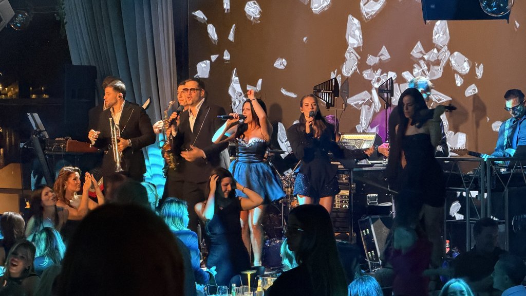 NEZABORAVNO VEČE UOČI VELIKOG DOGAĐAJA: Chegi bend održao poslednji nastup pred solistički koncert u Beogradu (FOTO) – Chegi bend koncert u Beogradu