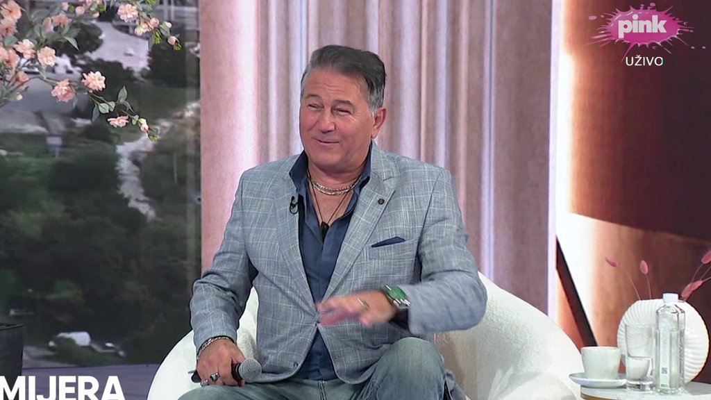 POZNATI PEVAČ UŽIVO OTVARA DUŠU: Halid Muslimović govori o karijeri i koncertu u Beogradu (FOTO) – Halid Muslimović u Premijeri vikend specijalu