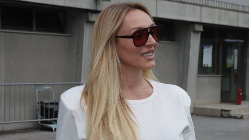 DA LI JE OVO NAJZGODNIJA BAKA NA ESTRADI: Anabela Atijas pokazala figuru u teksas haljini, mreže se usijale (FOTO) – Anabela Atijas Instagram