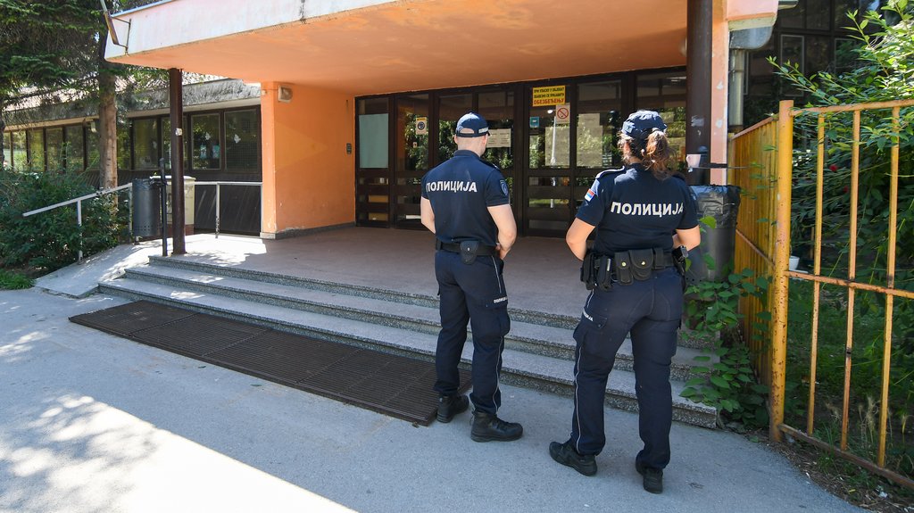 Dojave o bombama u školama: Evakuacija učenika u Beogradu i Novom Sadu, raste broj prijava