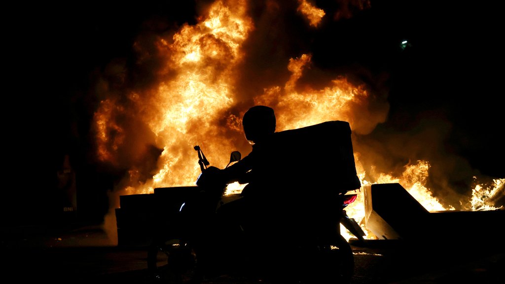 Nemiri u Tirani: Napad na zgradu MUP-a pokrenuo nove sukobe policije i demonstranata – napad na zgradu MUP-a u Tirani