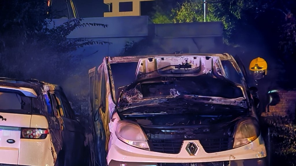 Požar na Novom Beogradu: Izgorelo šest automobila, vatra krenula od džipa