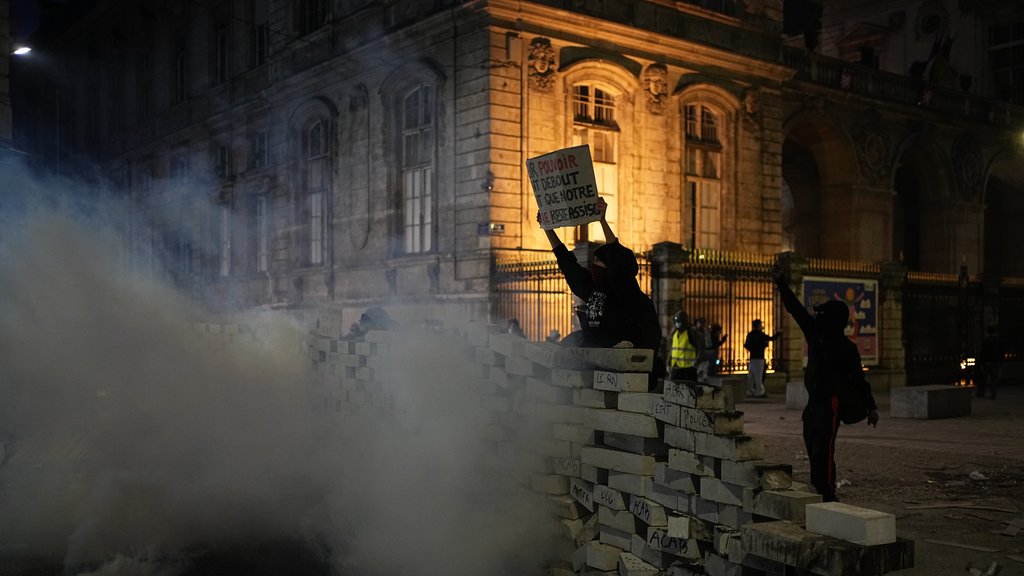Studenti blokirali Luvr u Parizu: Podrška protestima za bolje obrazovanje – blokada Luvra