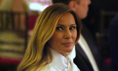 Donald Tramp pokušao da poljubi Melaniju: Snimak sa Bele kuće izazvao lavinu komentara – poljubac Trampa i Melanije