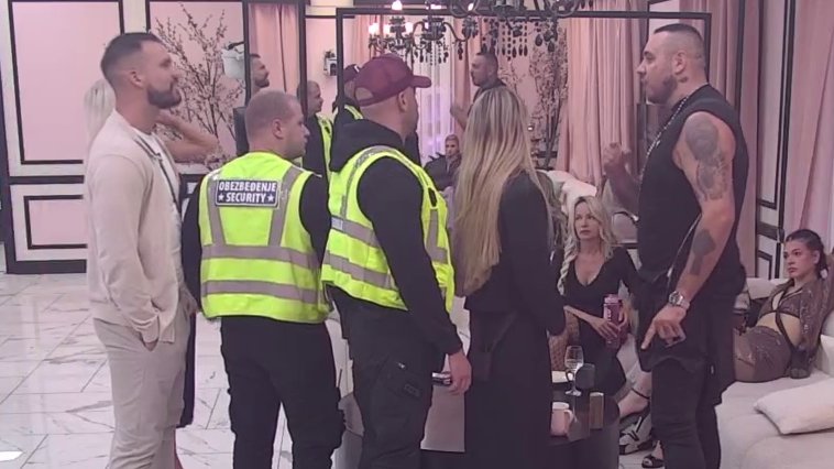 NAPETA SITUACIJA U BELOJ KUĆI: Filip Car i Marko Osmakčić u žestokom sukobu, reagovalo obezbeđenje (VIDEO) – napad u Beloj kući