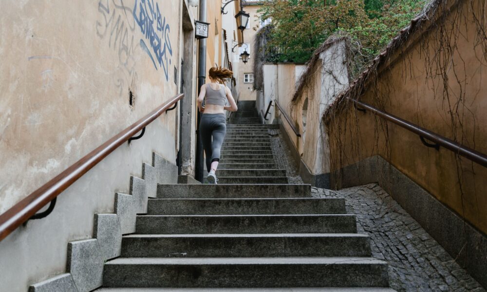 Zadihanost na stepenicama: Kako prepoznati uobičajene i rizične znakove