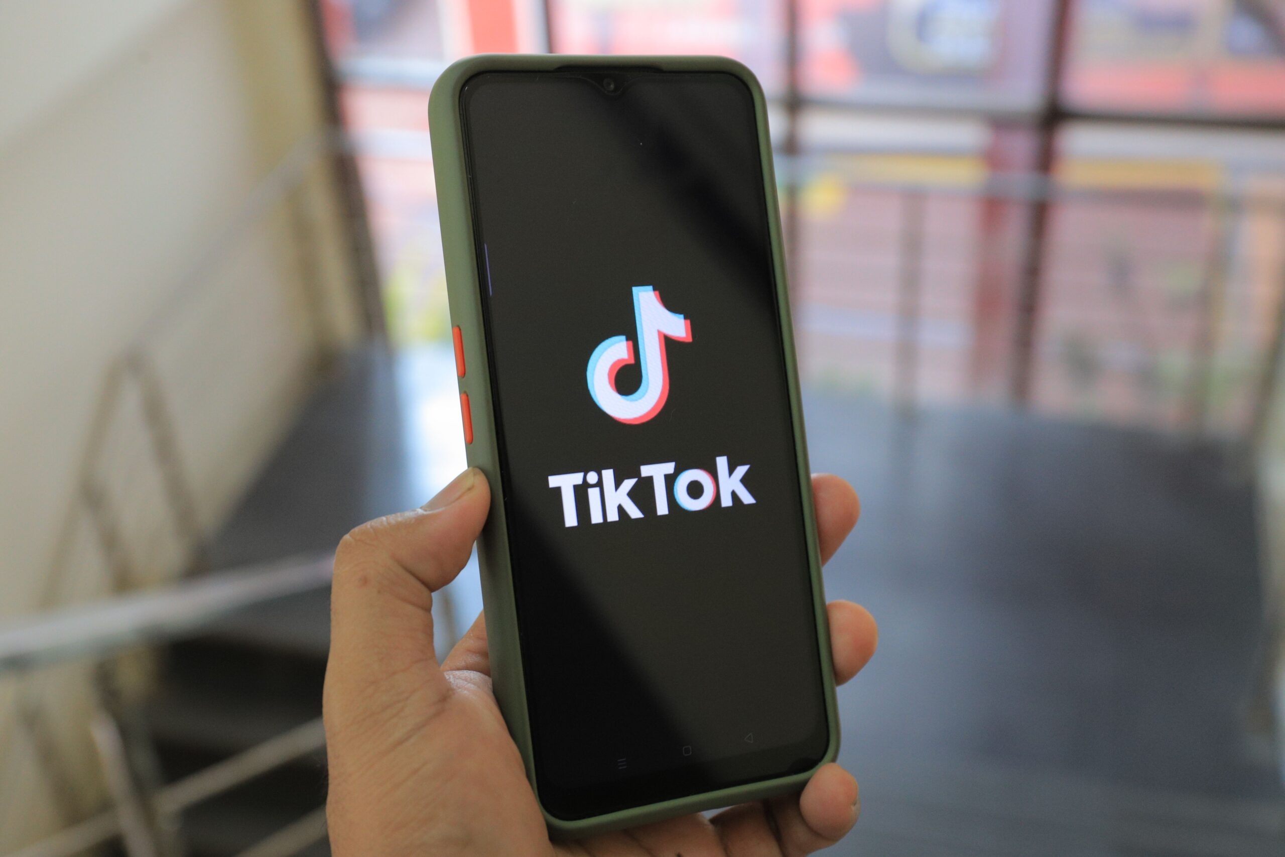 Zaposleni upozorili TikTok na eksploataciju dece, pokazuju sudski dokumenti – napad na bezbednost dece na internetu