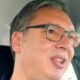 Aleksandar Vučić peva „Ruzmarin“ tokom vožnje ka Nišu pred skup Ujedinjene Srbije – Vučić peva Ruzmarin