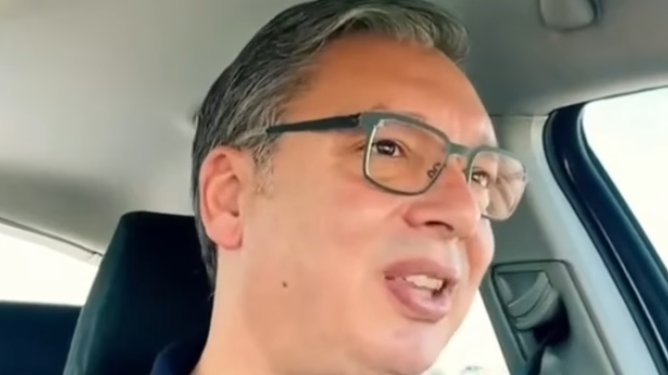 Aleksandar Vučić peva „Ruzmarin“ tokom vožnje ka Nišu pred skup Ujedinjene Srbije – Vučić peva Ruzmarin