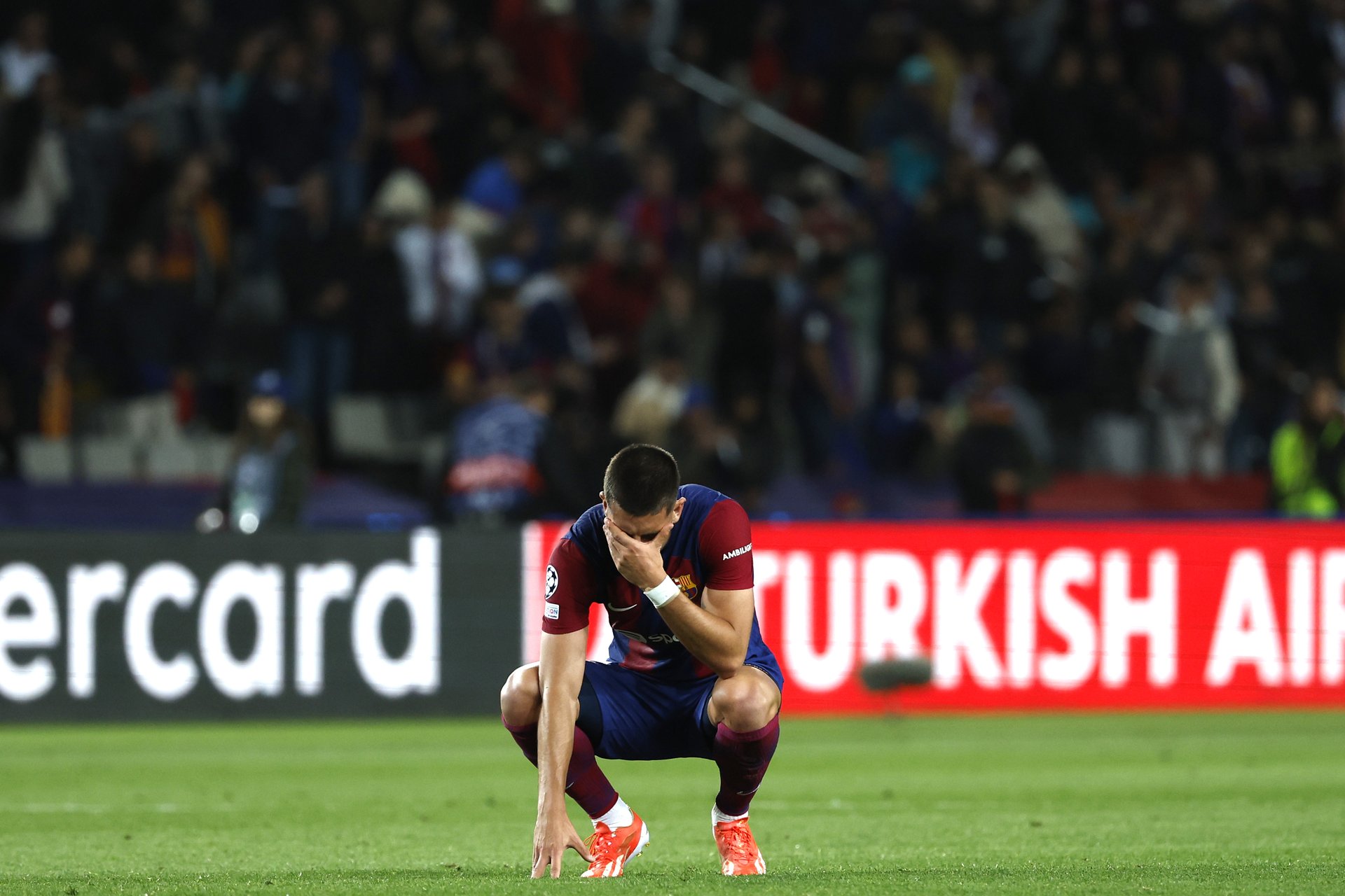 Barselona podnela formalnu žalbu UEFA zbog tifa navijača PSG: Sporan motiv pre meča u Parizu – tifo navijača PSG