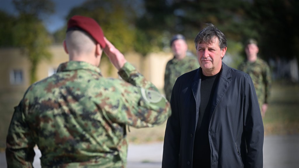 Ministar Gašić uručio boksersku opremu 63. padobranskoj brigadi: Novi podsticaj za fizičku spremnost – bokserska oprema 63. padobranska brigada