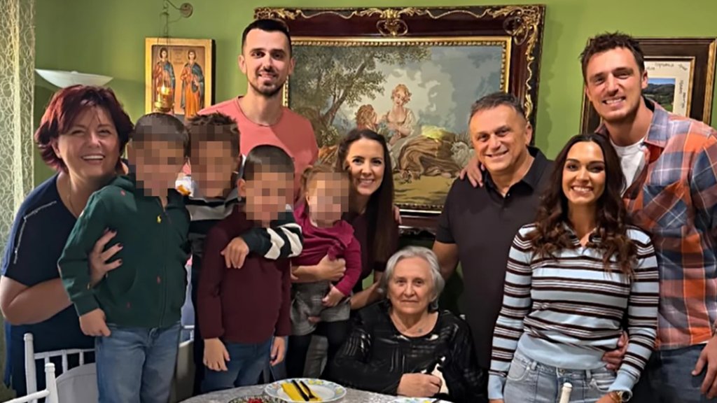 PORODIČNA ATMOSFERA KAKVU RETKO VIĐAMO: Danilo Anđušić i porodica proslavili Srđevdan uz slavsku trpezu (FOTO) – proslava Srđevdana