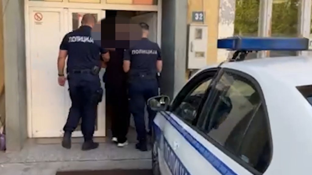 Prevara lažnom karticom na Novom Beogradu: Uhapšeni strani državljani zbog skupocenog telefona