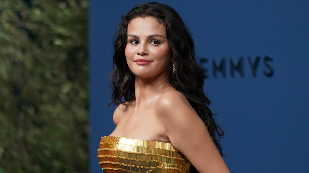 FANOVI SU PRIMETILI PROMENU U GLASU SELENE GOMEZ: Pevačica otkrila posledice zavisnosti od nikotina pred kamerama (VIDEO)