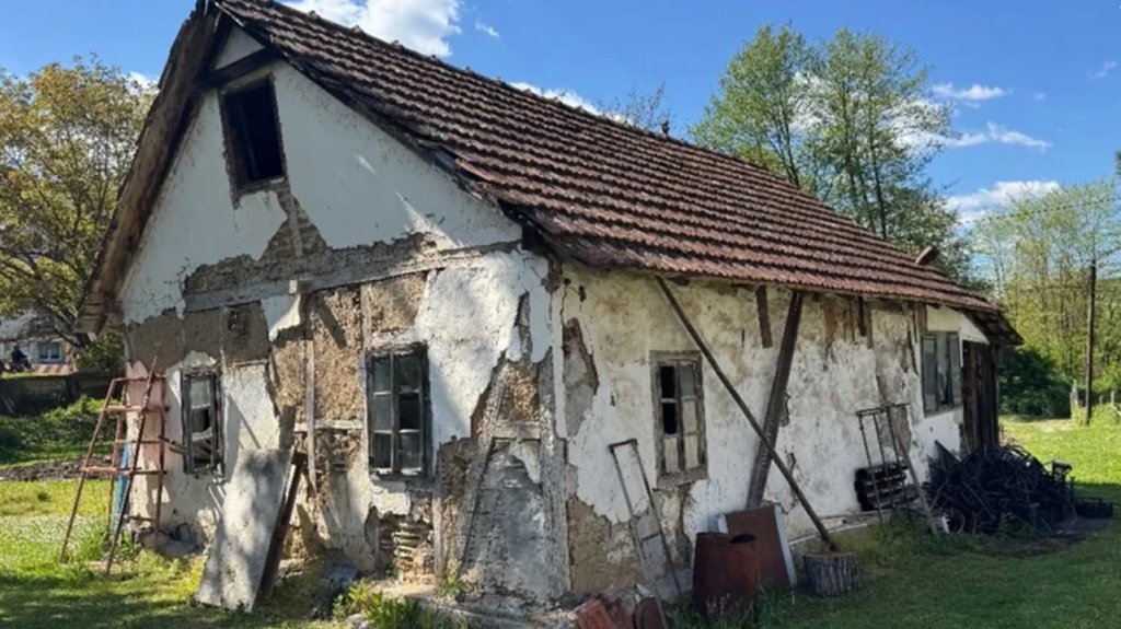 KADA USPOMENE PREVAŽILAZE VREME: Milan Bosiljčić podelio slike oronule porodične kuće iz Sjeverina (FOTO) – napad vremena na porodičnu kuću