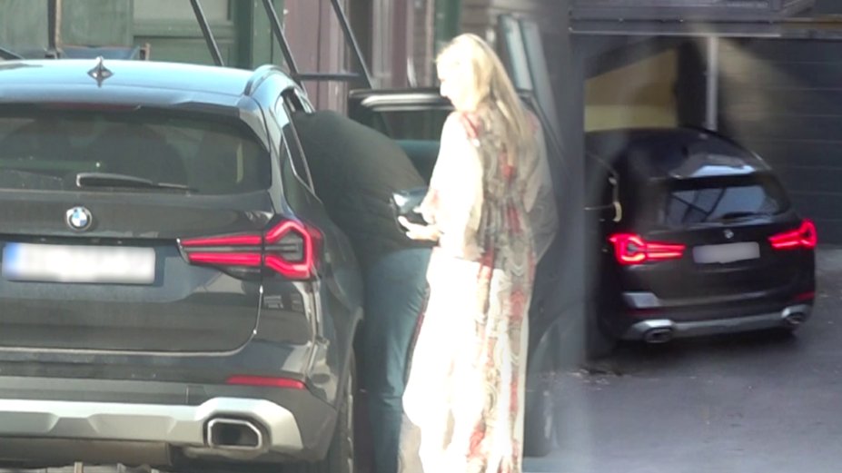 KAKO SE RADA MANOJLOVIĆ SNAŠLA U NOVOM DOMU: Pevačica primećena dok parkira luksuzni automobil u prestižnom beogradskom naselju (FOTO) – Rada Manojlović i luksuzni automobil