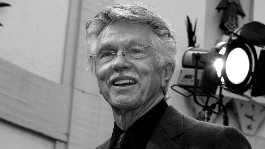 ŽIVOT PUN RAZLIČITIH ULOGA IZA NJEGA: Tom Skerit, nezaboravni komandant iz Top Gana, preminuo u 93. godini (FOTO) – Tom Skerit preminuo u 93. godini