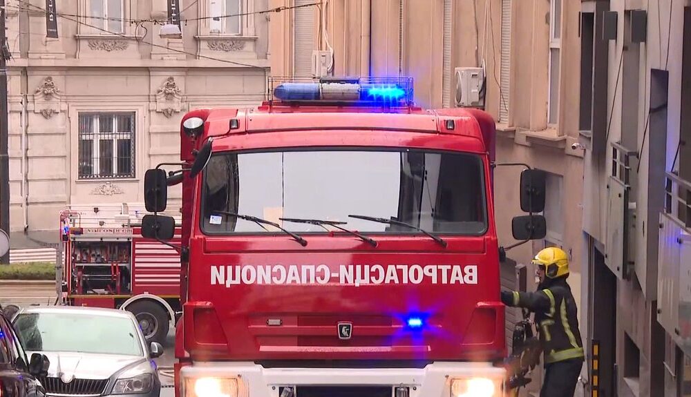 Drama na prozoru u centru Beograda: Vatrogasci spasili čoveka iz zapaljenog stana – požar na Vračaru