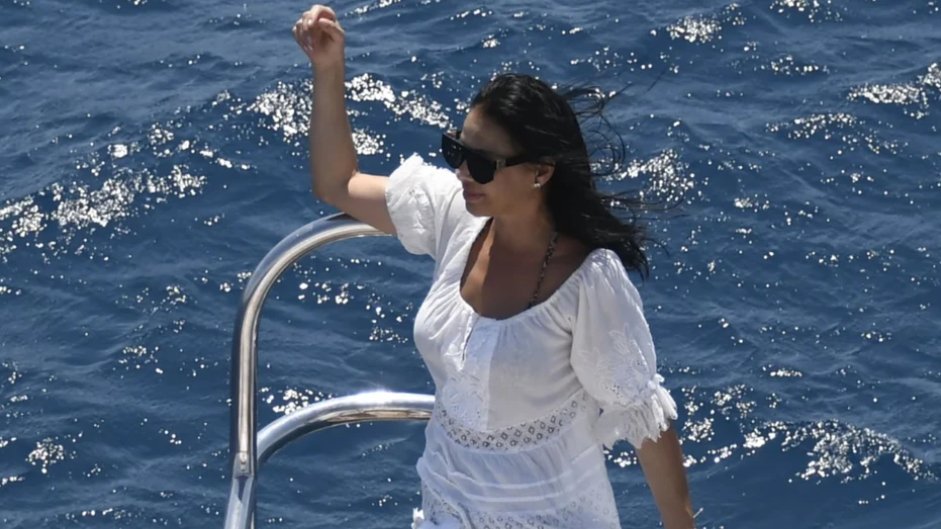 KAKO JE RAZDVOJENOST OBELEŽILA NJIHOVU SUDBINU: Tina Ivanović otkrila bolan susret sa sinom Danijelom, danas živi povučeno (FOTO) – razdvojenost Tina Ivanović i sin
