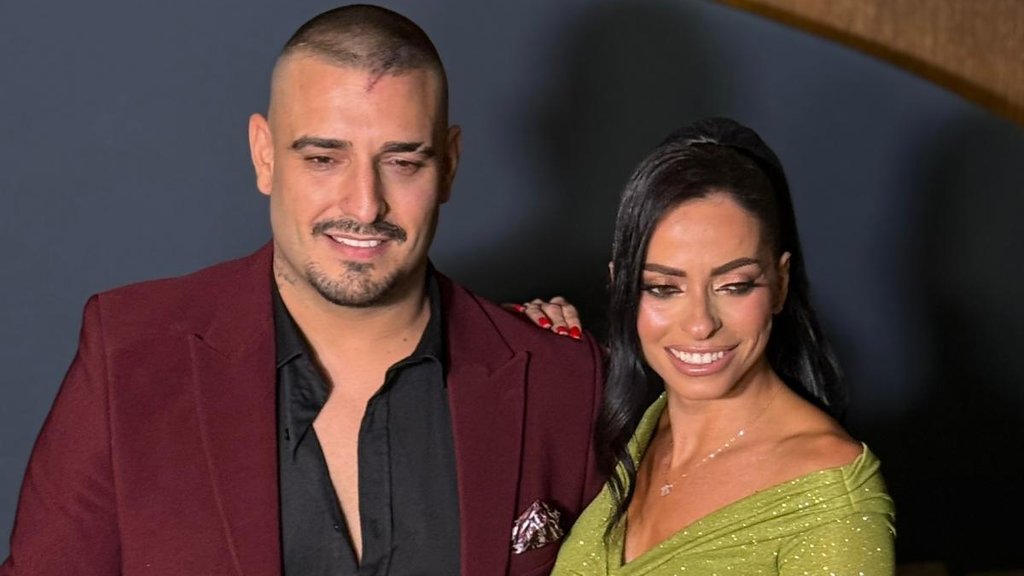 KAKO SE DARKO LAZIĆ TRANSFORMISAO U DOMAĆINA: Poznati pevač pokazao veče uz punjene paprike i pire krompir (FOTO)
