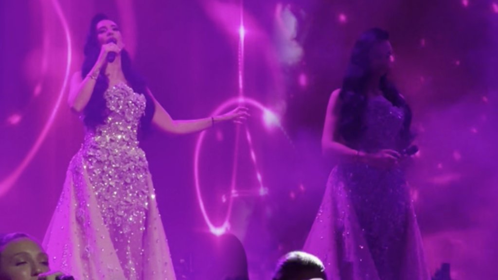 KATARINA GRUJIĆ BEZ TREME NA PRVOM KONCERTU: Pevačica nastupila u haljini teškoj 60 kilograma, obasjana kristalima (FOTO/VIDEO) – Katarina Grujić koncert