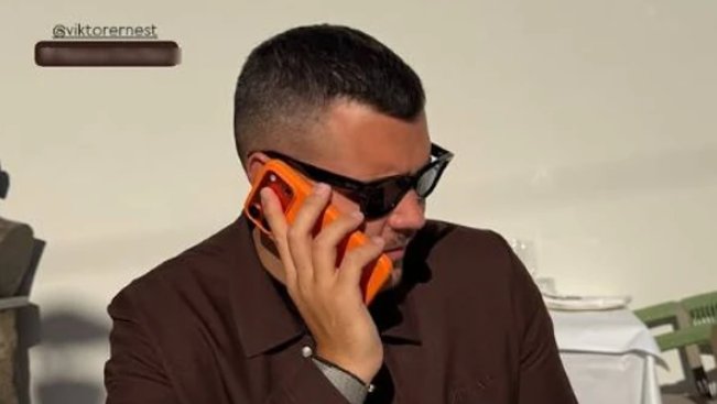 DETALJ KOJI JE IZNENADIO PRATIOCE: Viktor Živojinović sa devojkom na putovanju, papagaj na ramenu privukao pažnju (FOTO)