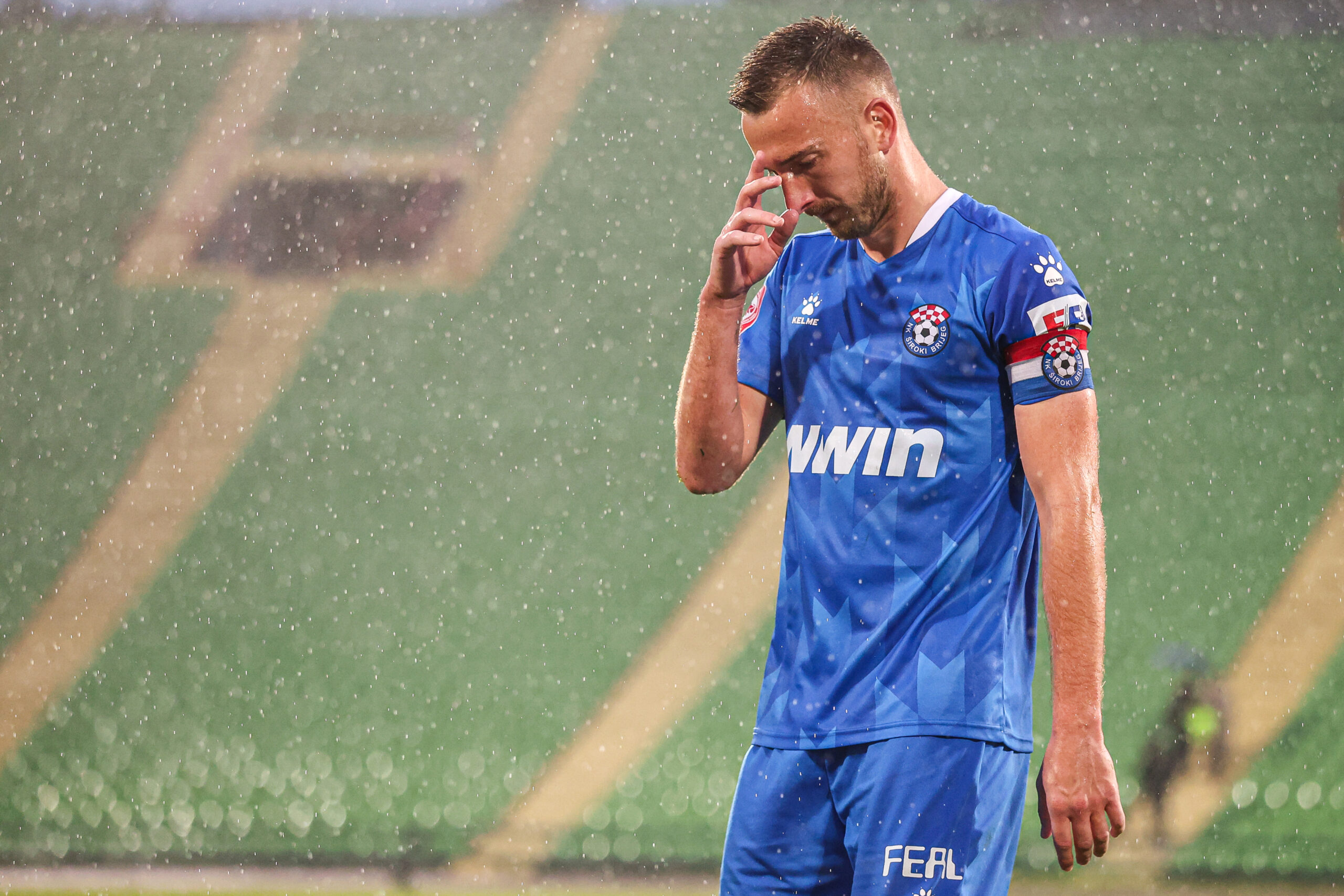 Premijer liga pred izazov: Nevreme preti odlaganju utakmica ovog vikenda – Premijer liga nevreme odlaganje