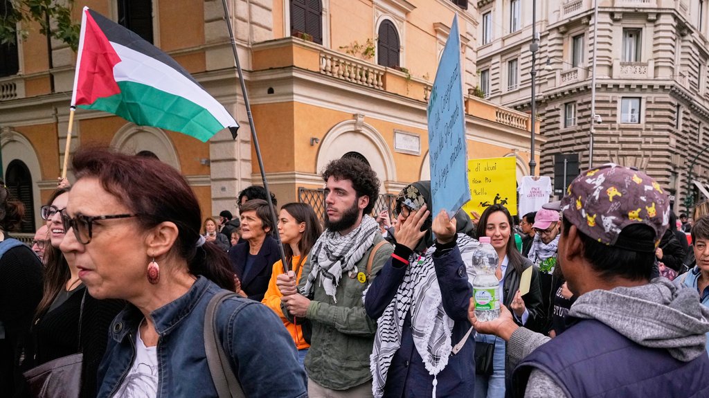 Protest u Rimu protiv rata i NATO-a: Policija kontroliše učesnike i zaplenjuje maske