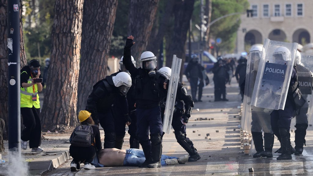 Sukobi policije i demonstranata u Tirani: Dramatične scene na ulicama prestonice